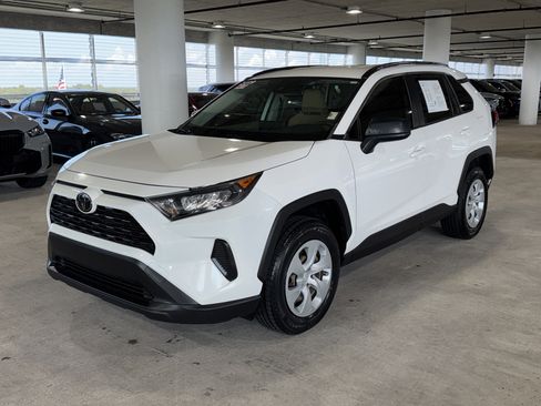 Used 2019 Toyota RAV4 LE FWD image 4