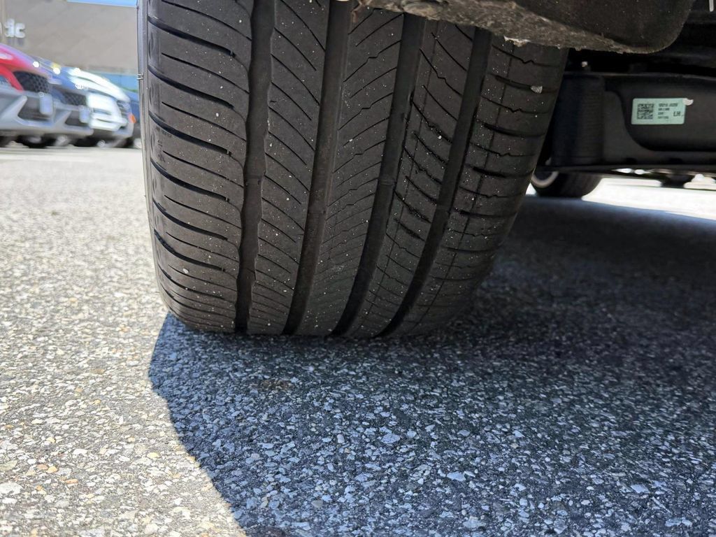Certified 2025 Genesis G70 2.5T AWD/4WD image 13