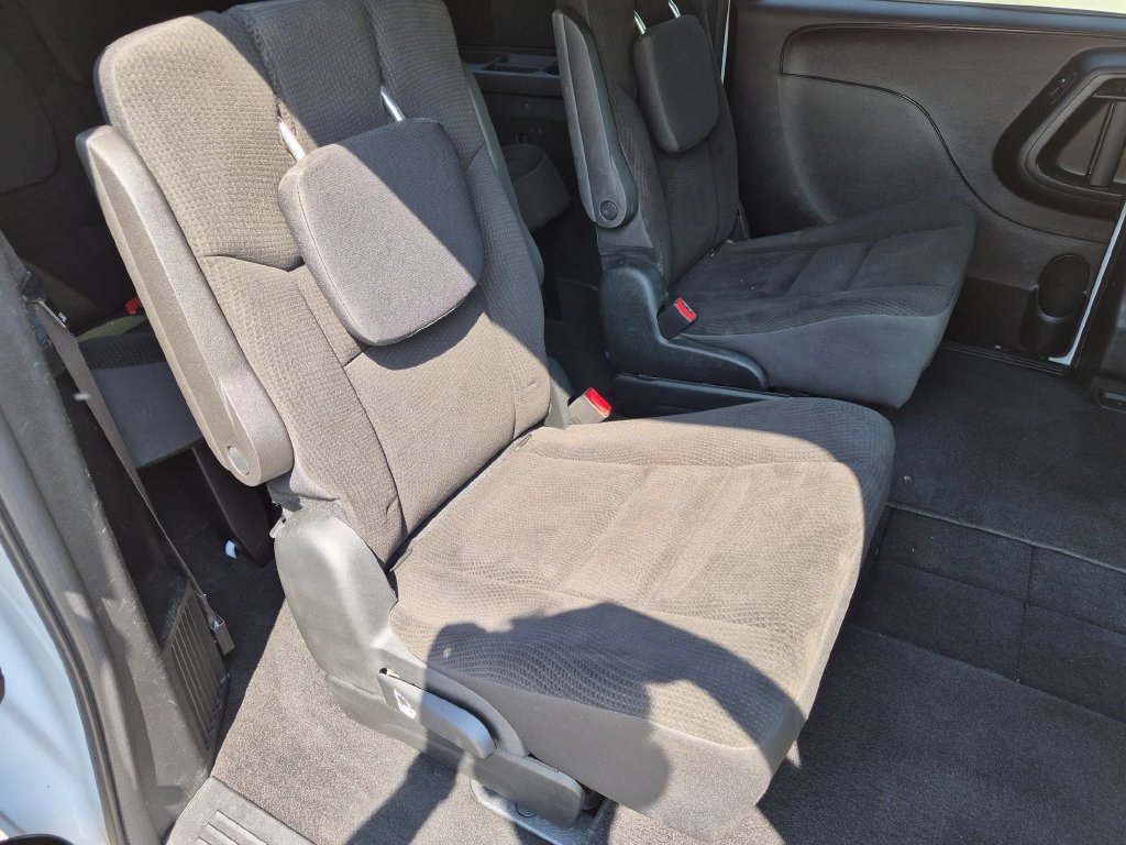 Used 2018 Dodge Grand Caravan SE FWD image 29