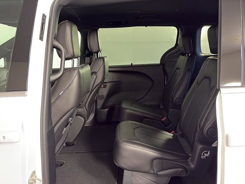 New 2026 Chrysler Pacifica Select image 9