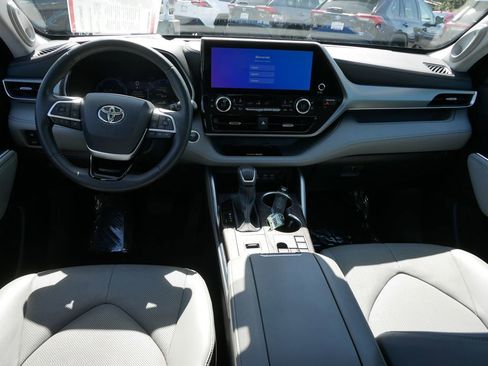 Certified 2024 Toyota Highlander Platinum AWD/4WD image 13