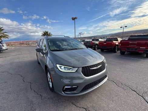 Used 2021 Chrysler Pacifica Touring-L image 7