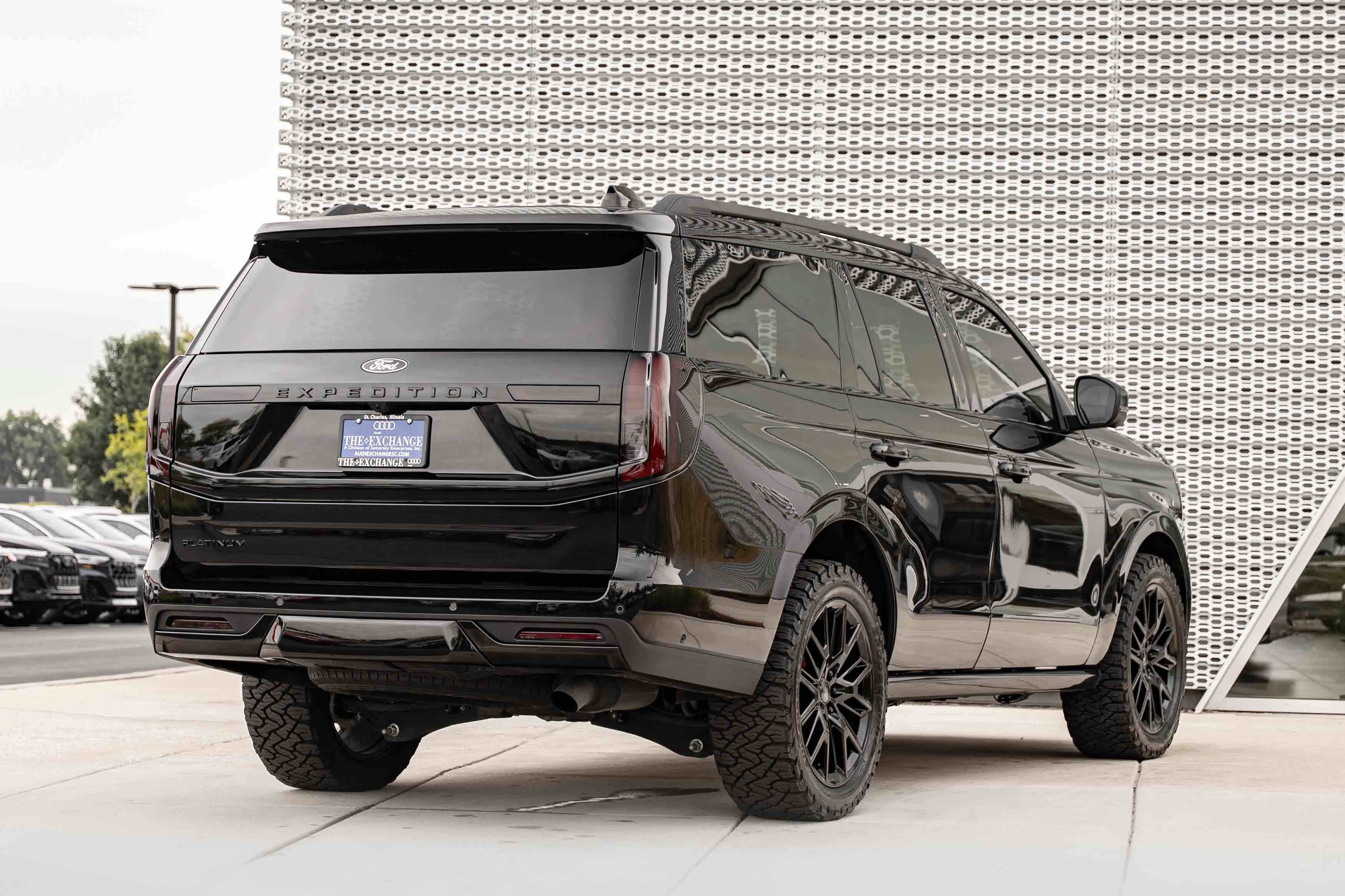 Used 2025 Ford Expedition Platinum w/ Stealth Performance Package AWD/4WD image 4