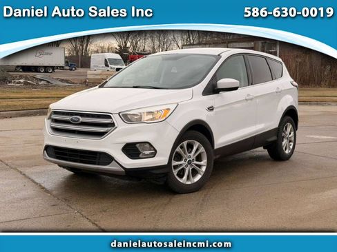 Used 2017 Ford Escape SE image 1
