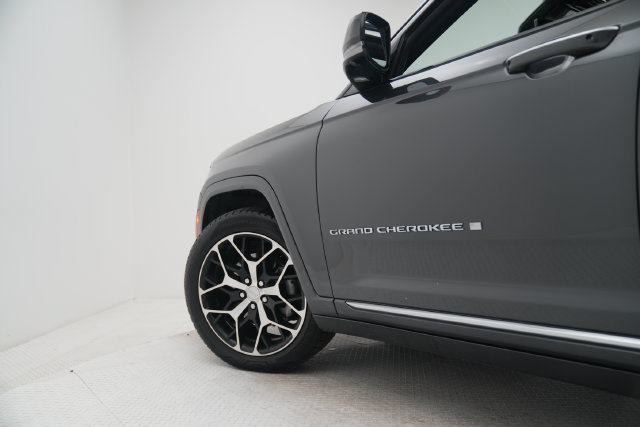 Used 2023 Jeep Grand Cherokee Summit AWD/4WD image 30