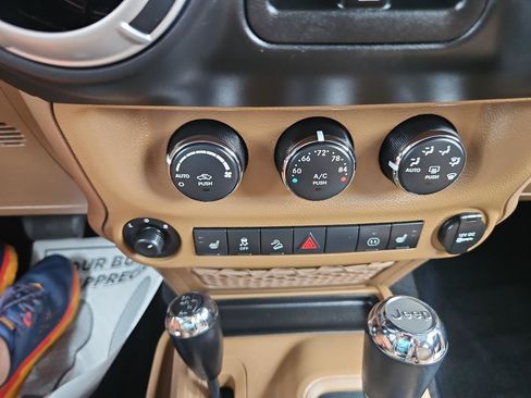 Used 2012 Jeep Wrangler Unlimited Sahara w/ Dual Top Group AWD/4WD image 31