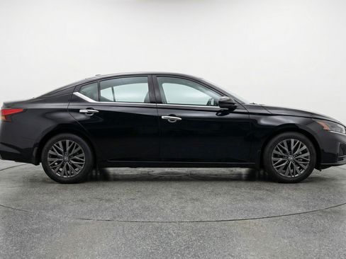 Used 2025 Nissan Altima 2.5 SV image 11
