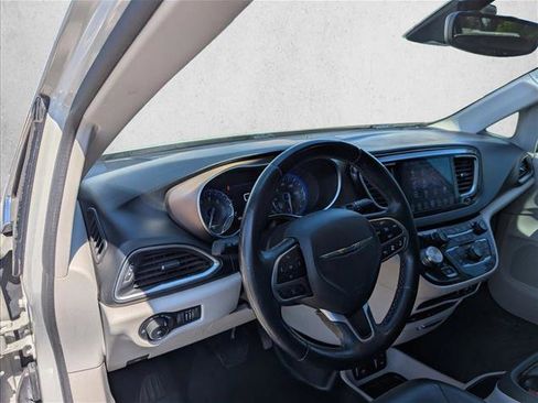 Used 2017 Chrysler Pacifica Touring-L Plus w/ Advanced Safetytec Group FWD image 12