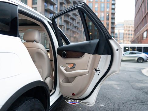 Used 2021 Mercedes-Benz GLC 300 4MATIC image 45