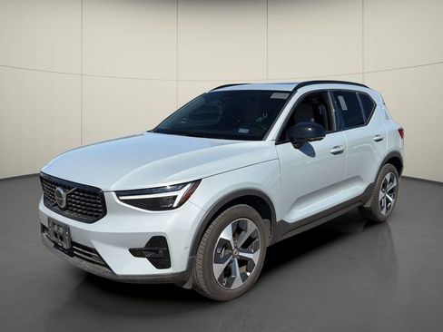 Used 2026 Volvo XC40 B5 Plus AWD/4WD image 3