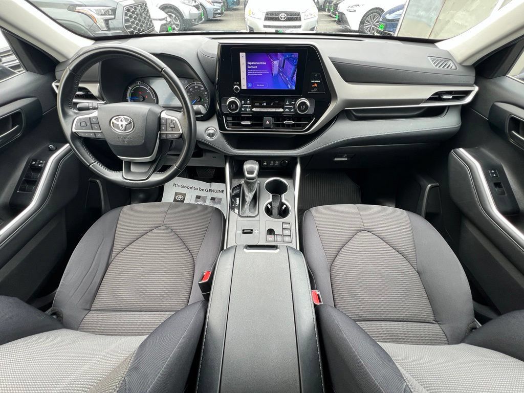Used 2023 Toyota Highlander LE AWD/4WD image 27