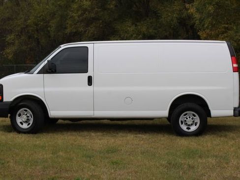 Used 2009 Chevrolet Express 2500 image 2