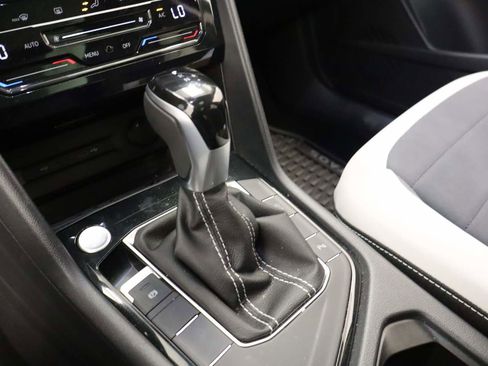 Certified 2025 Volkswagen Taos SE w/ Panoramic Sunroof Package image 9