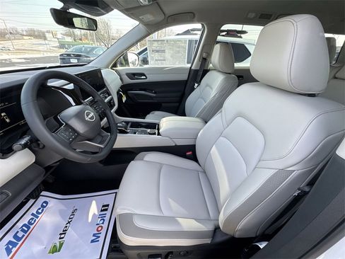 New 2026 Nissan Pathfinder SL image 3