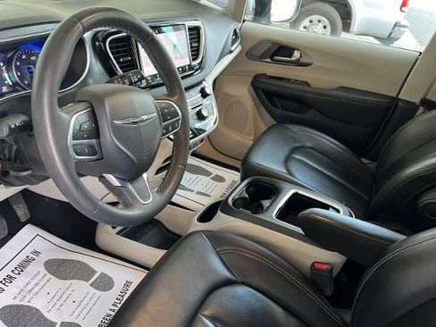 Used 2023 Chrysler Pacifica Touring-L FWD image 4
