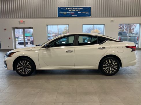 Used 2025 Nissan Altima 2.5 SV image 8