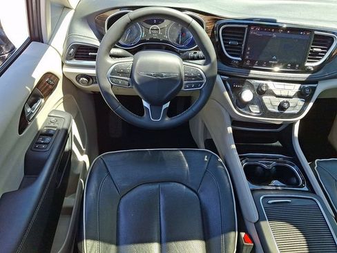 Used 2023 Chrysler Pacifica Limited FWD image 2