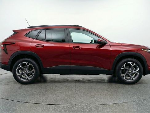 Used 2025 Chevrolet Trax LT w/ LT Convenience Package image 11