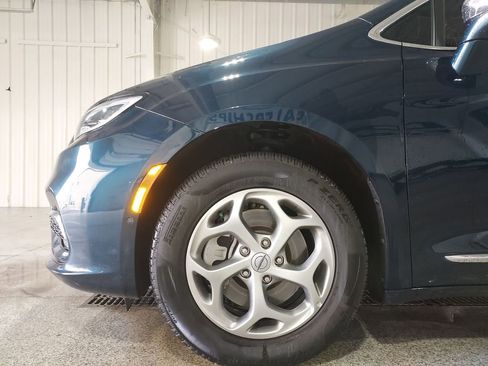 Used 2022 Chrysler Pacifica Limited image 16