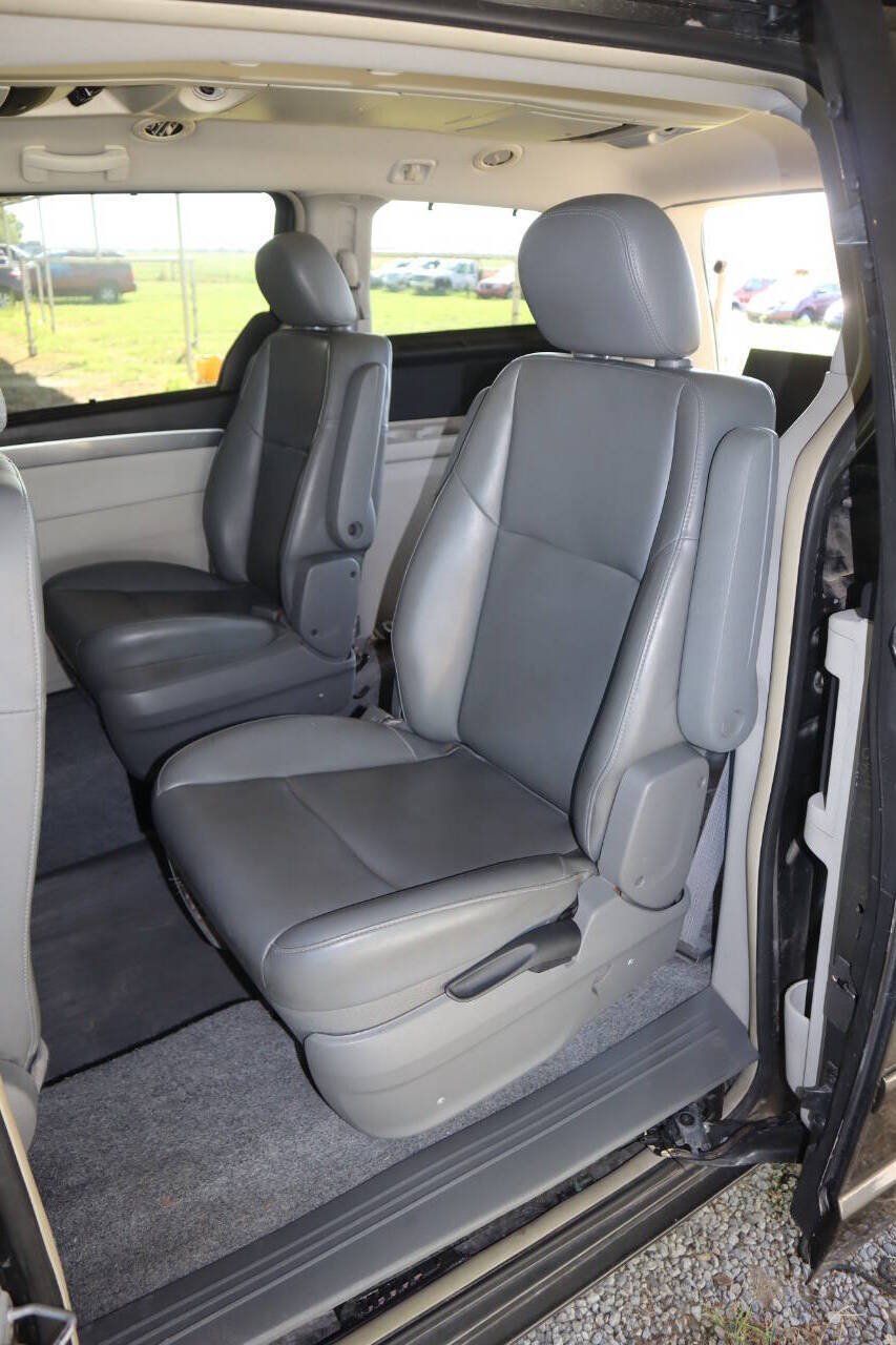 Used 2010 Volkswagen Routan SE FWD image 17