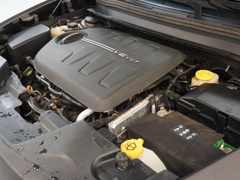 Used 2017 Jeep Cherokee Limited w/ Luxury Group image 18