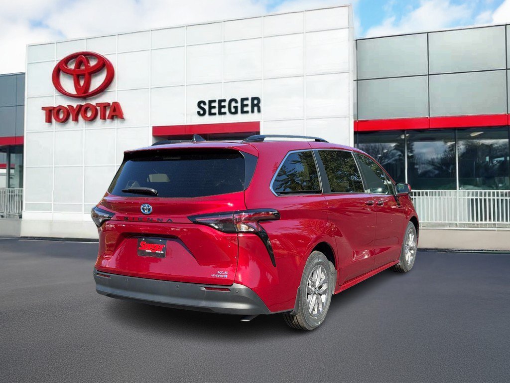 Used 2024 Toyota Sienna XLE FWD image 3