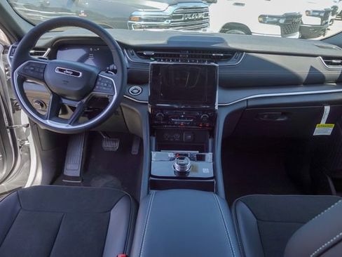 New 2025 Jeep Grand Cherokee L Altitude image 24