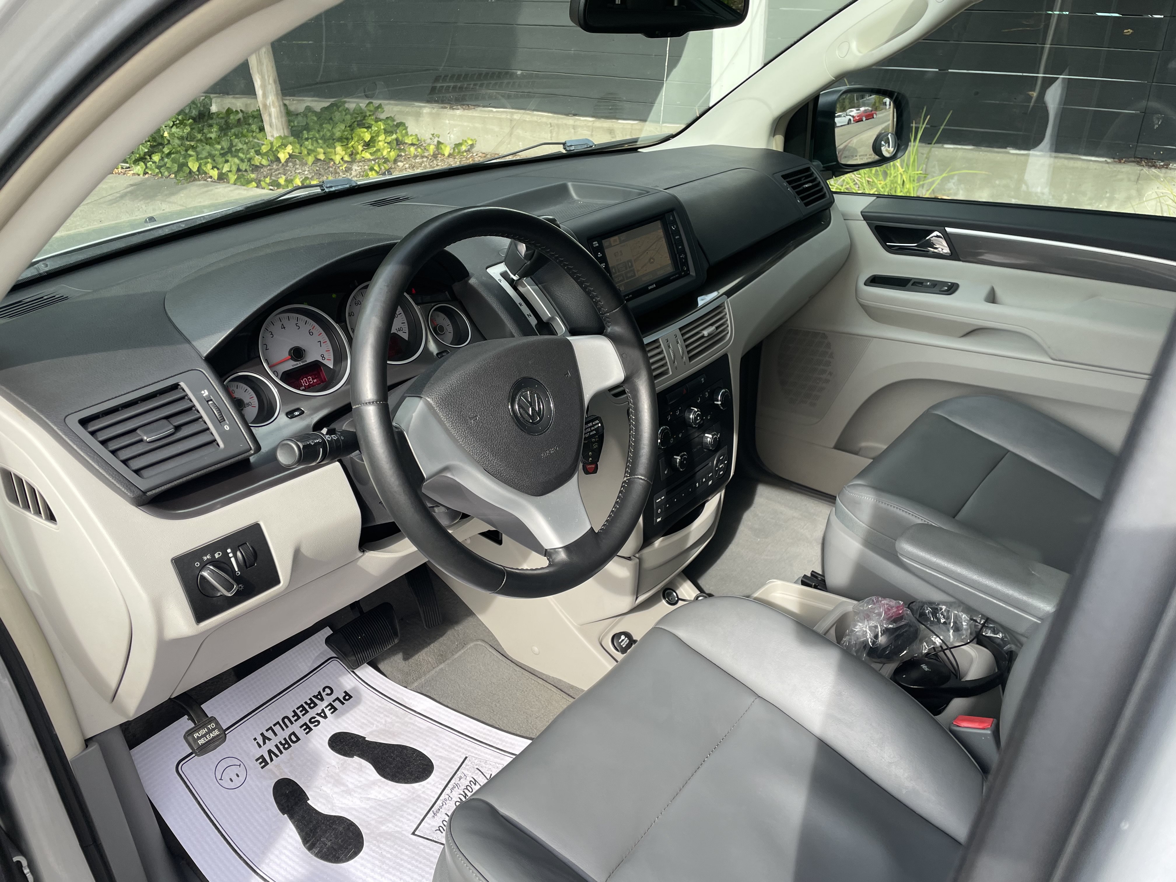 Used 2010 Volkswagen Routan SE FWD image 4