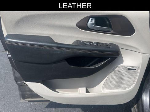 Used 2017 Chrysler Pacifica Touring-L Plus w/ Advanced Safetytec Group FWD image 5