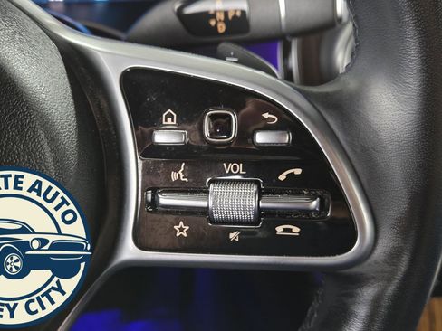 Used 2022 Mercedes-Benz GLC 300 4MATIC image 13