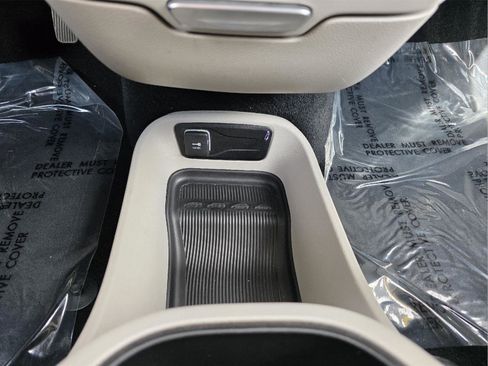 Used 2024 Chrysler Pacifica Touring-L image 26