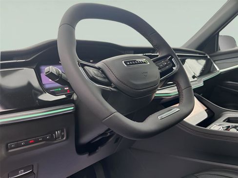 Used 2025 Jeep Wagoneer S Limited image 11