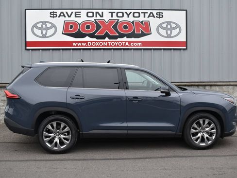 Used 2024 Toyota Grand Highlander AWD image 4