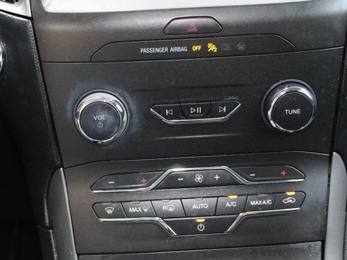 Used 2020 Ford Edge SE image 11