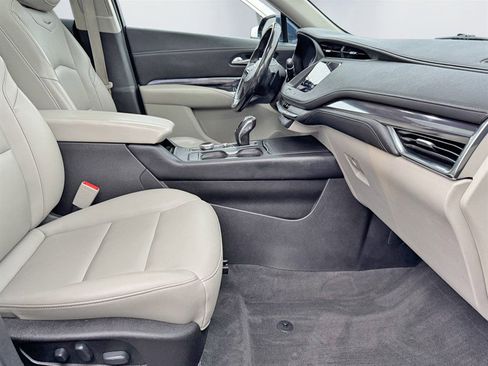 Used 2019 Cadillac XT4 Luxury w/ Cold Weather Package image 25