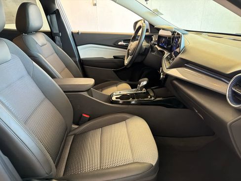 Used 2025 Chevrolet Trax LT w/ LT Convenience Package FWD image 26