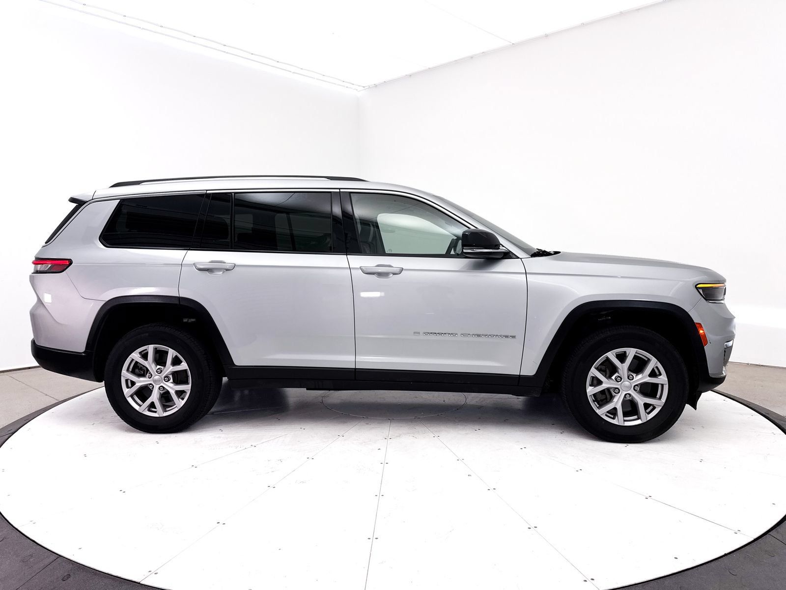 Used 2022 Jeep Grand Cherokee L Limited AWD/4WD image 42