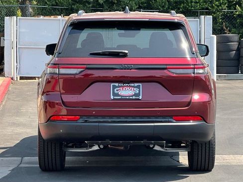 New 2025 Jeep Grand Cherokee Altitude image 5