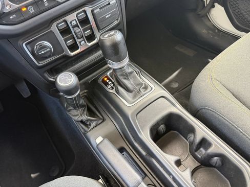 Used 2025 Jeep Wrangler Unlimited Sahara AWD/4WD image 41
