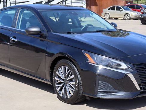 Used 2024 Nissan Altima 2.5 SV FWD image 1