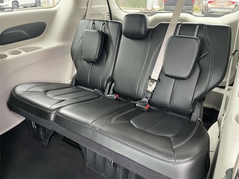 Used 2023 Chrysler Pacifica Touring-L image 15