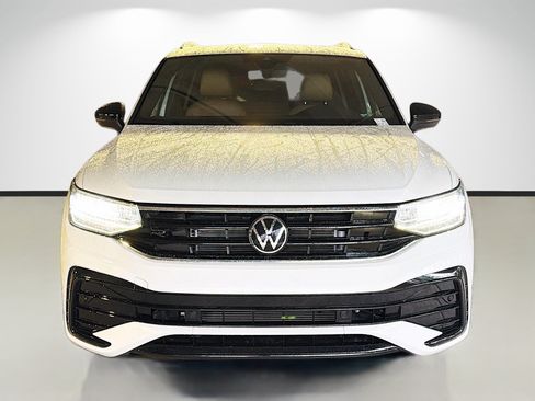 Certified 2024 Volkswagen Tiguan SE R-Line FWD image 8
