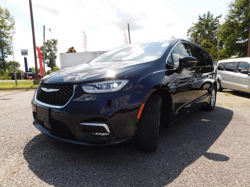 Used 2024 Chrysler Pacifica Touring-L FWD image 4