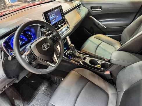 Used 2022 Toyota Corolla Cross XLE w/ Convenience Package image 18
