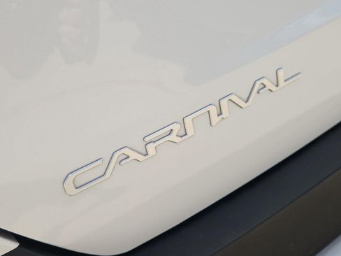 Used 2025 Kia Carnival FWD image 30