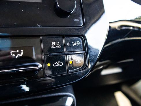 Used 2019 Toyota Prius L Eco w/ Carpet Mat Package FWD image 27