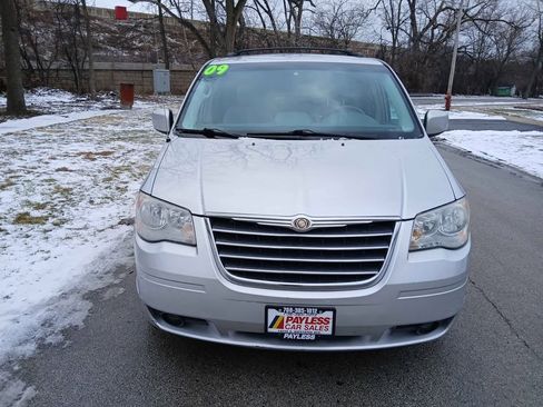 Used 2008 Chrysler Town & Country Touring image 3