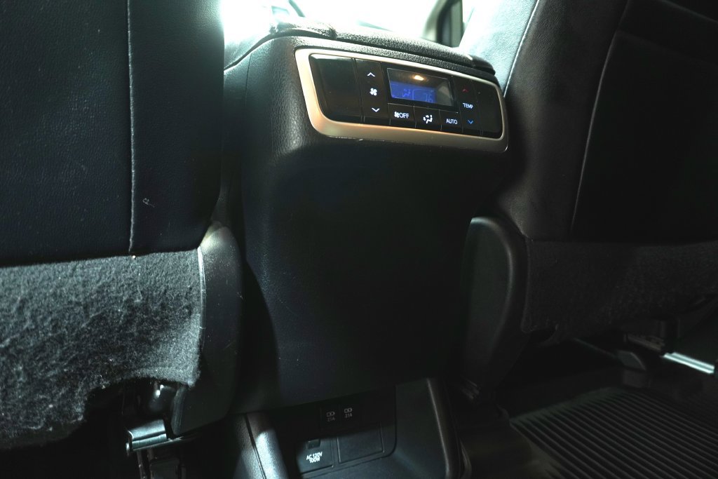 Used 2018 Toyota Highlander SE AWD/4WD image 16
