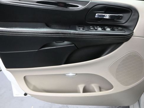 Used 2016 Dodge Grand Caravan SE image 18