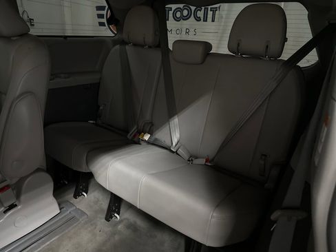 Used 2019 Toyota Sienna XLE FWD image 23